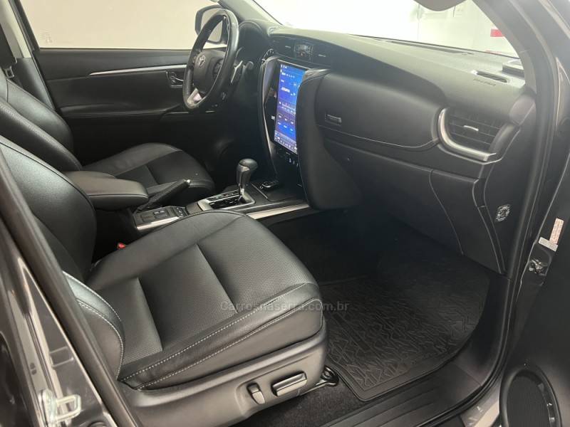 TOYOTA - HILUX SW4 - 2020/2021 - Cinza - Sob Consulta