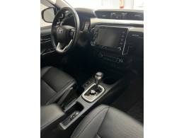 TOYOTA - HILUX - 2020/2021 - Cinza - R$ 250.000,00