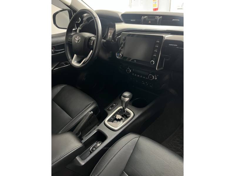 TOYOTA - HILUX - 2020/2021 - Cinza - R$ 250.000,00