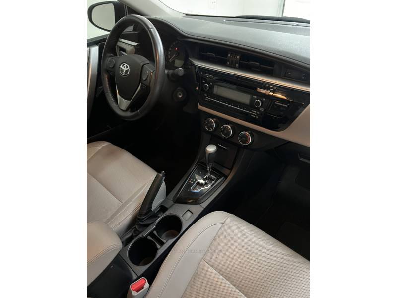 TOYOTA - COROLLA - 2015/2016 - Branca - Sob Consulta
