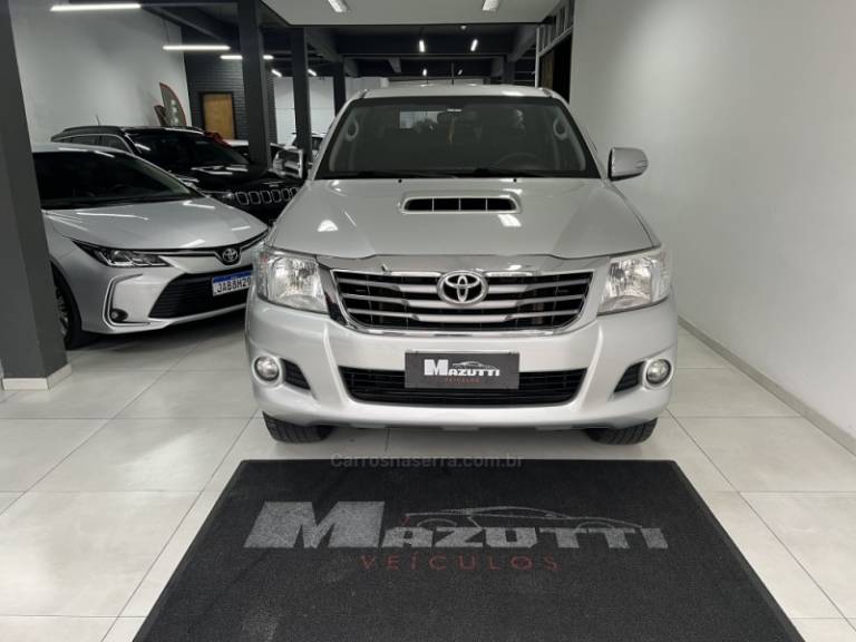 TOYOTA - HILUX - 2013/2014 - Prata - R$ 142.000,00