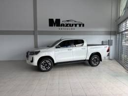 TOYOTA - HILUX - 2021/2022 - Branca - R$ 260.000,00