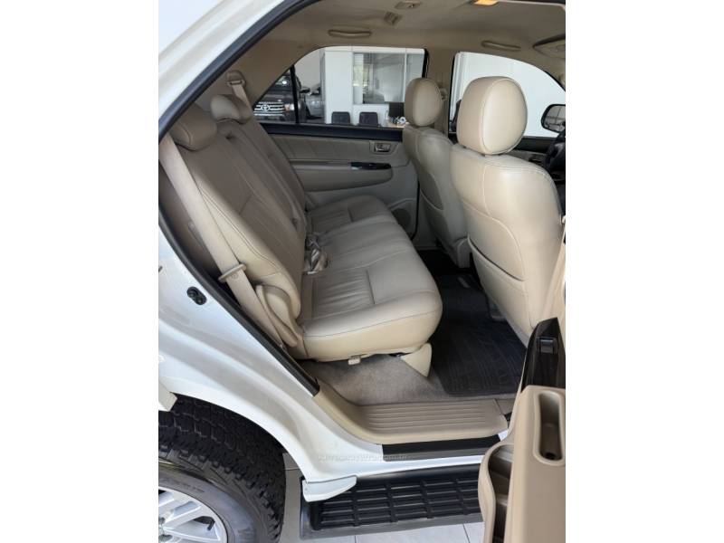 TOYOTA - HILUX SW4 - 2014/2015 - Branca - R$ 155.000,00