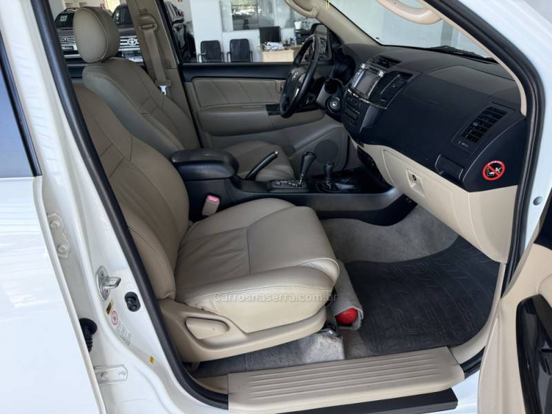TOYOTA - HILUX SW4 - 2014/2015 - Branca - R$ 155.000,00