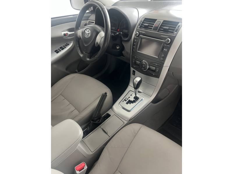 TOYOTA - COROLLA - 2013/2014 - Cinza - R$ 70.000,00