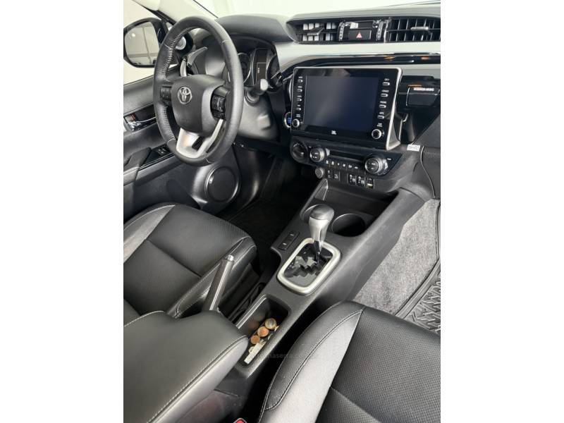 TOYOTA - HILUX - 2021/2022 - Branca - R$ 260.000,00