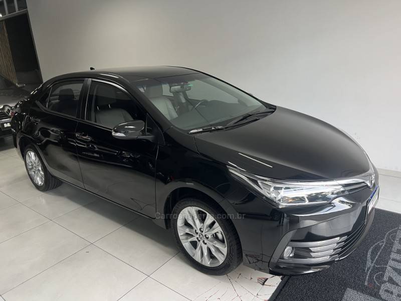 TOYOTA - COROLLA - 2017/2018 - Preta - R$ 103.000,00