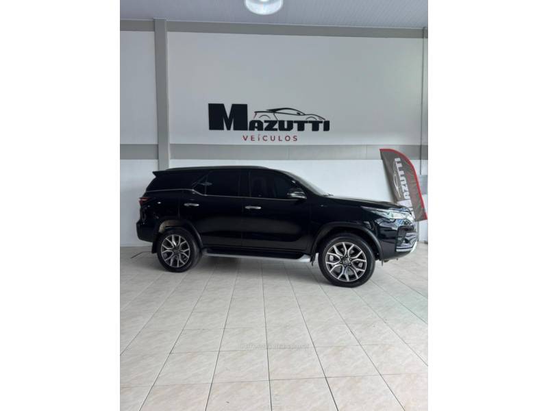 TOYOTA - HILUX SW4 - 2020/2021 - Preta - R$ 280.000,00
