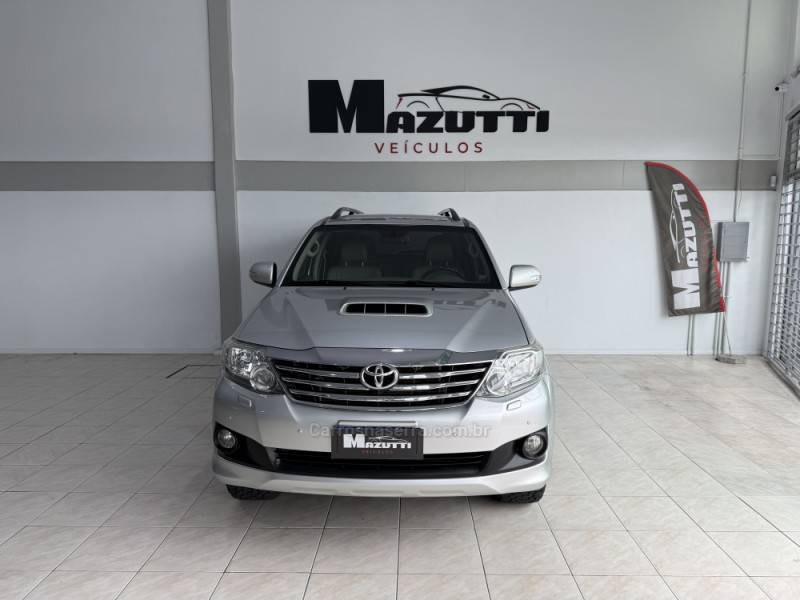 TOYOTA - HILUX SW4 - 2012/2013 - Prata - Sob Consulta