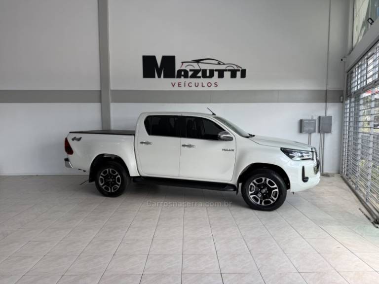 TOYOTA - HILUX - 2021/2022 - Branca - R$ 260.000,00