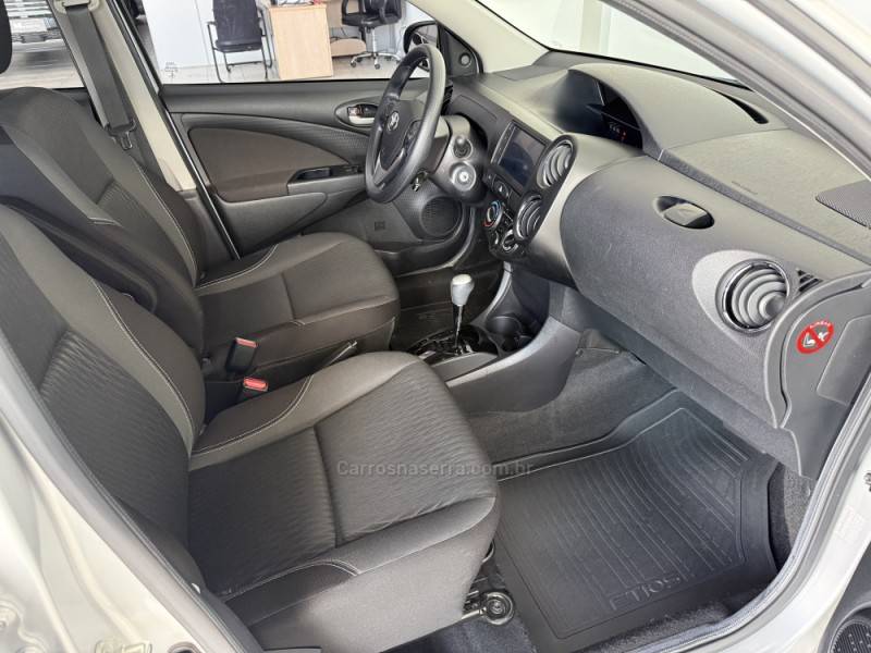 TOYOTA - ETIOS - 2020/2021 - Prata - R$ 79.000,00