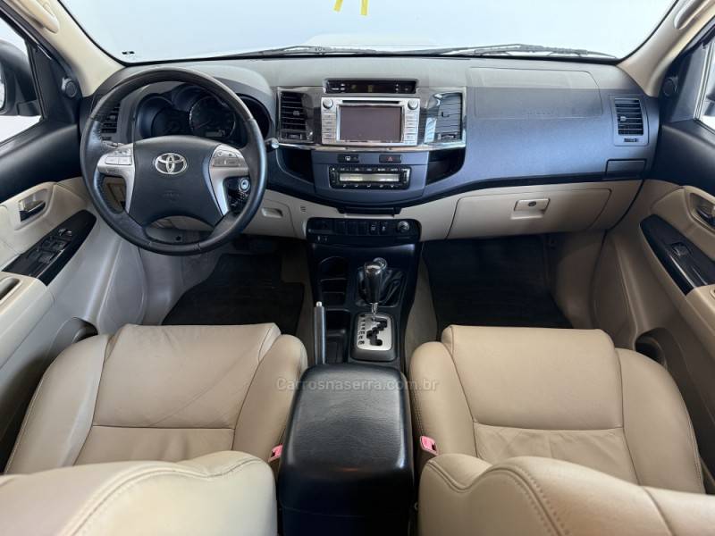 TOYOTA - HILUX SW4 - 2014/2015 - Branca - R$ 155.000,00