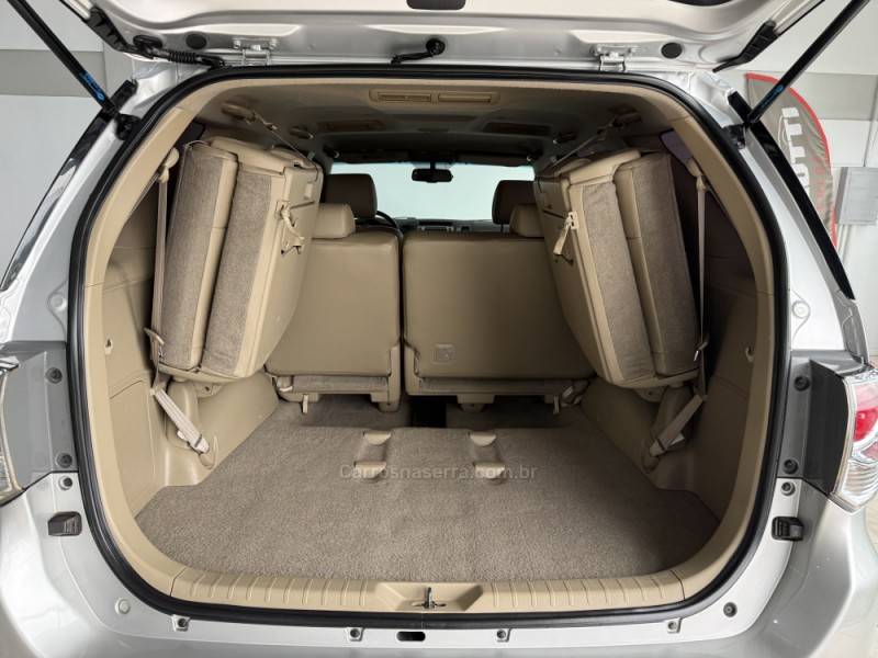 TOYOTA - HILUX SW4 - 2012/2013 - Prata - Sob Consulta