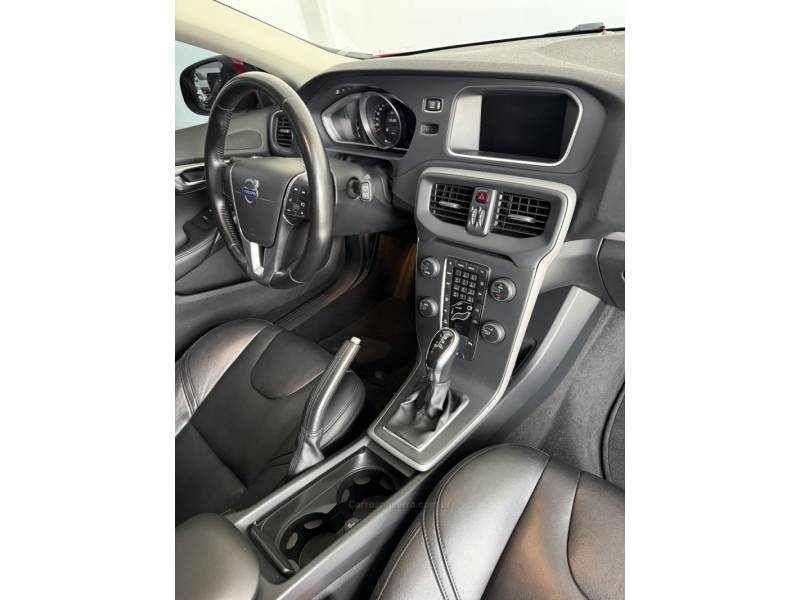 VOLVO - V40 - 2015/2015 - Vermelha - R$ 72.000,00
