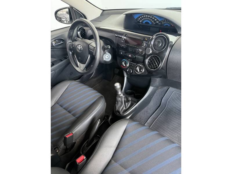 TOYOTA - ETIOS - 2015/2015 - Branca - R$ 47.000,00