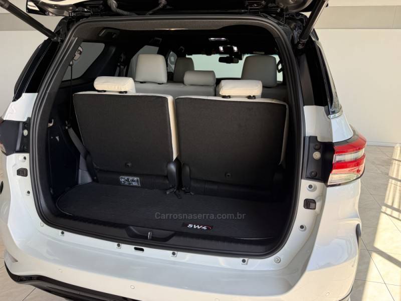 TOYOTA - HILUX SW4 - 2023/2024 - Branca - R$ 388.000,00