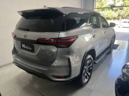 TOYOTA - HILUX SW4 - 2023/2024 - Prata - R$ 355.000,00