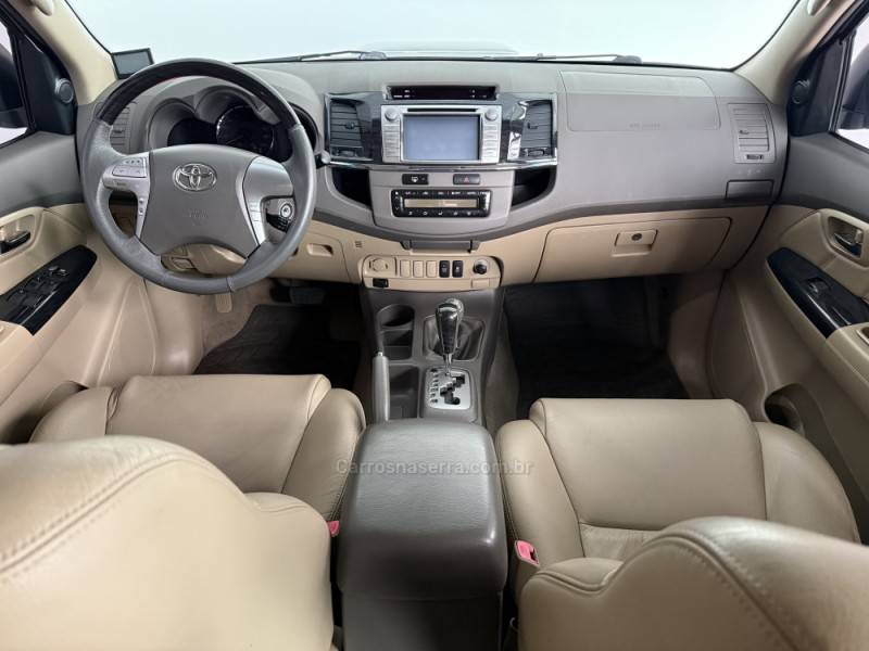 TOYOTA - HILUX SW4 - 2012/2013 - Prata - Sob Consulta