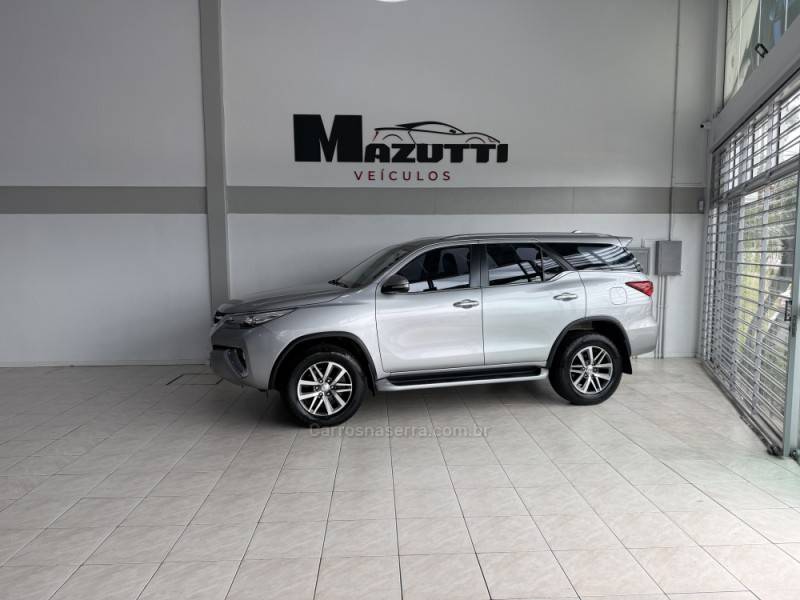 TOYOTA - HILUX SW4 - 2016/2016 - Prata - R$ 208.000,00